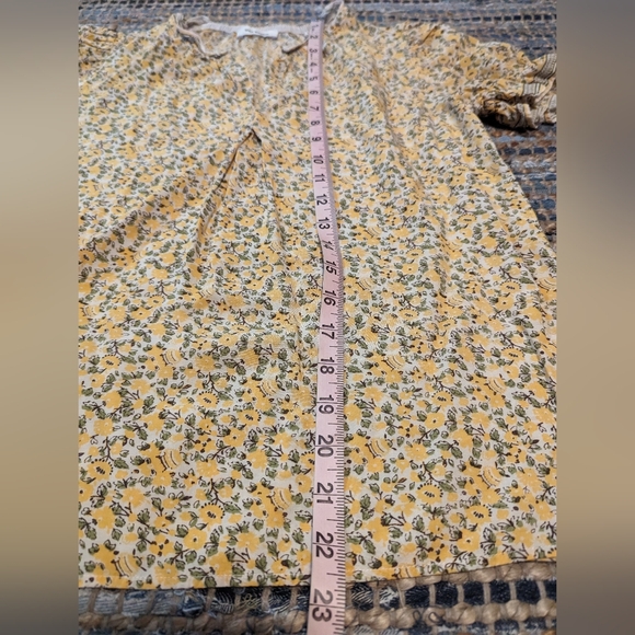 Yellow Ditsy Floral Top M 100% Rayon V-neck Cap Puff Sleeve Cottagecore - Picture 3 of 6